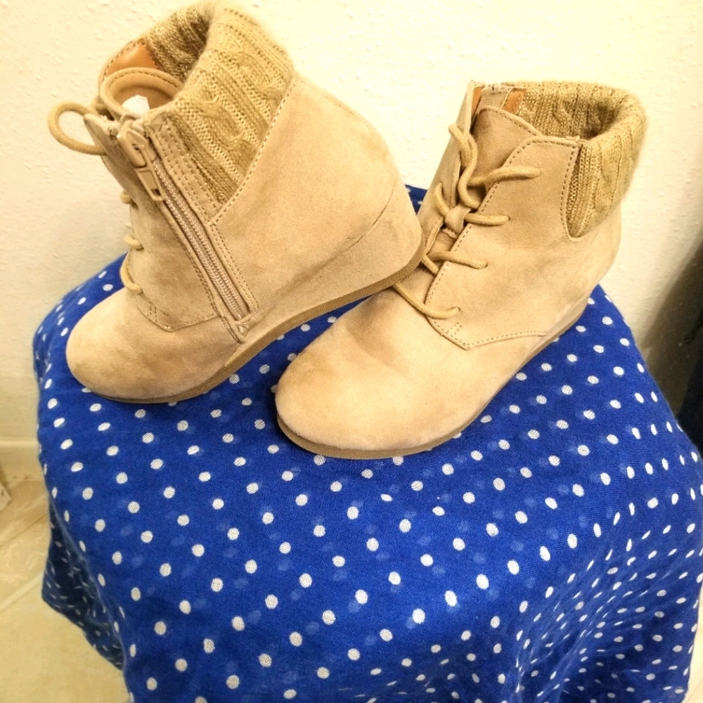 Girls booties (size 1)